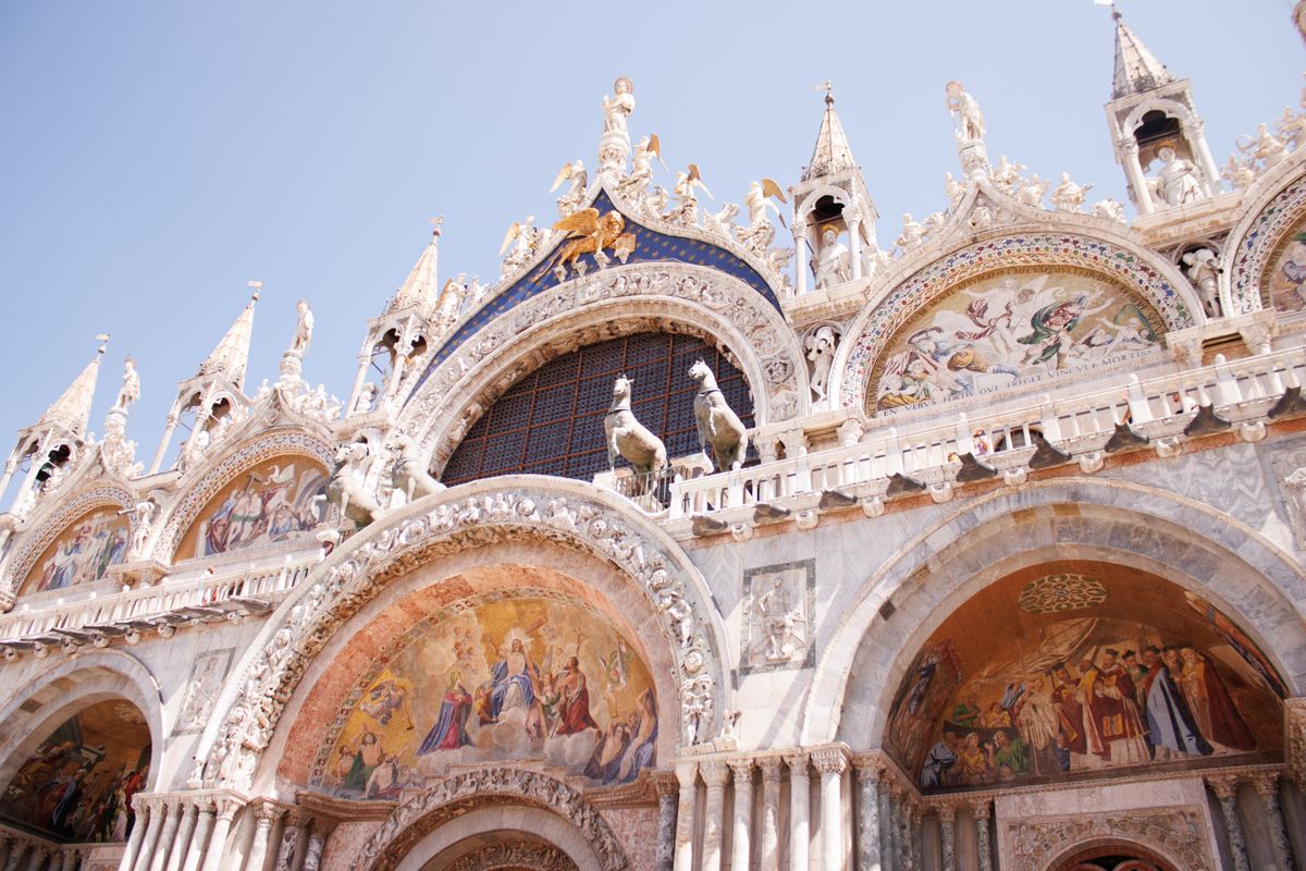 Basilica storica italiana con architettura antica