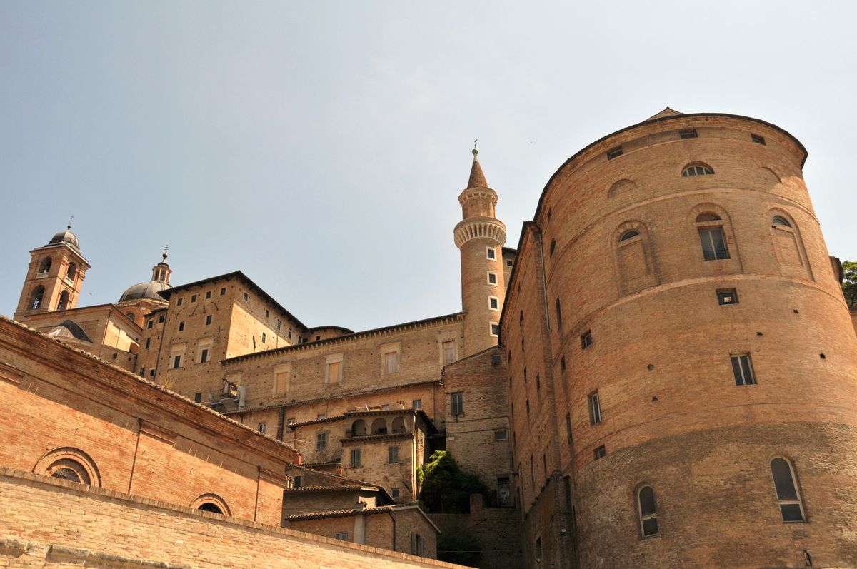 Borgo storico italiano con campanile