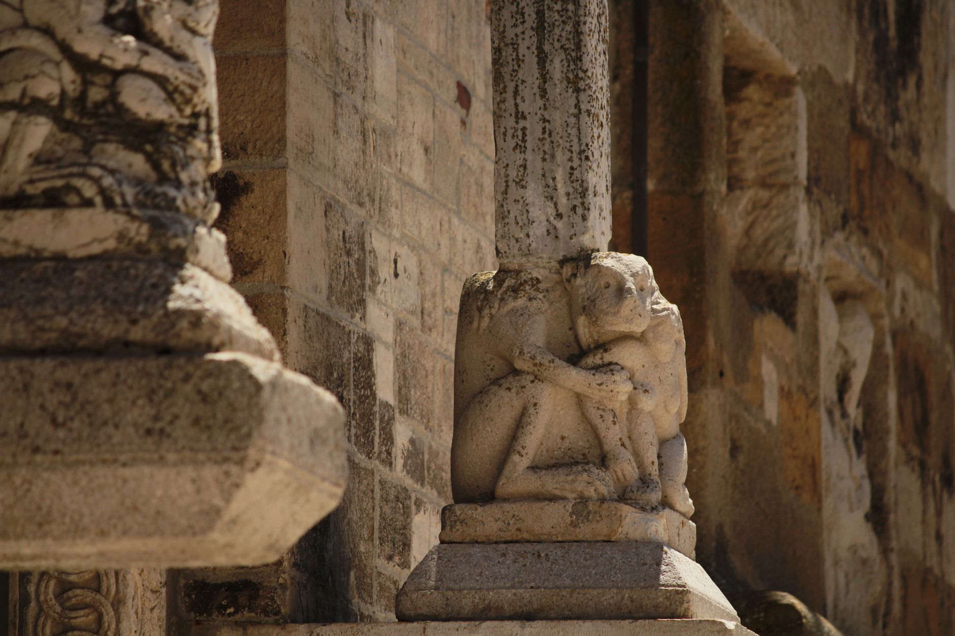 Interno di una cattedrale italiana con navate e colonne