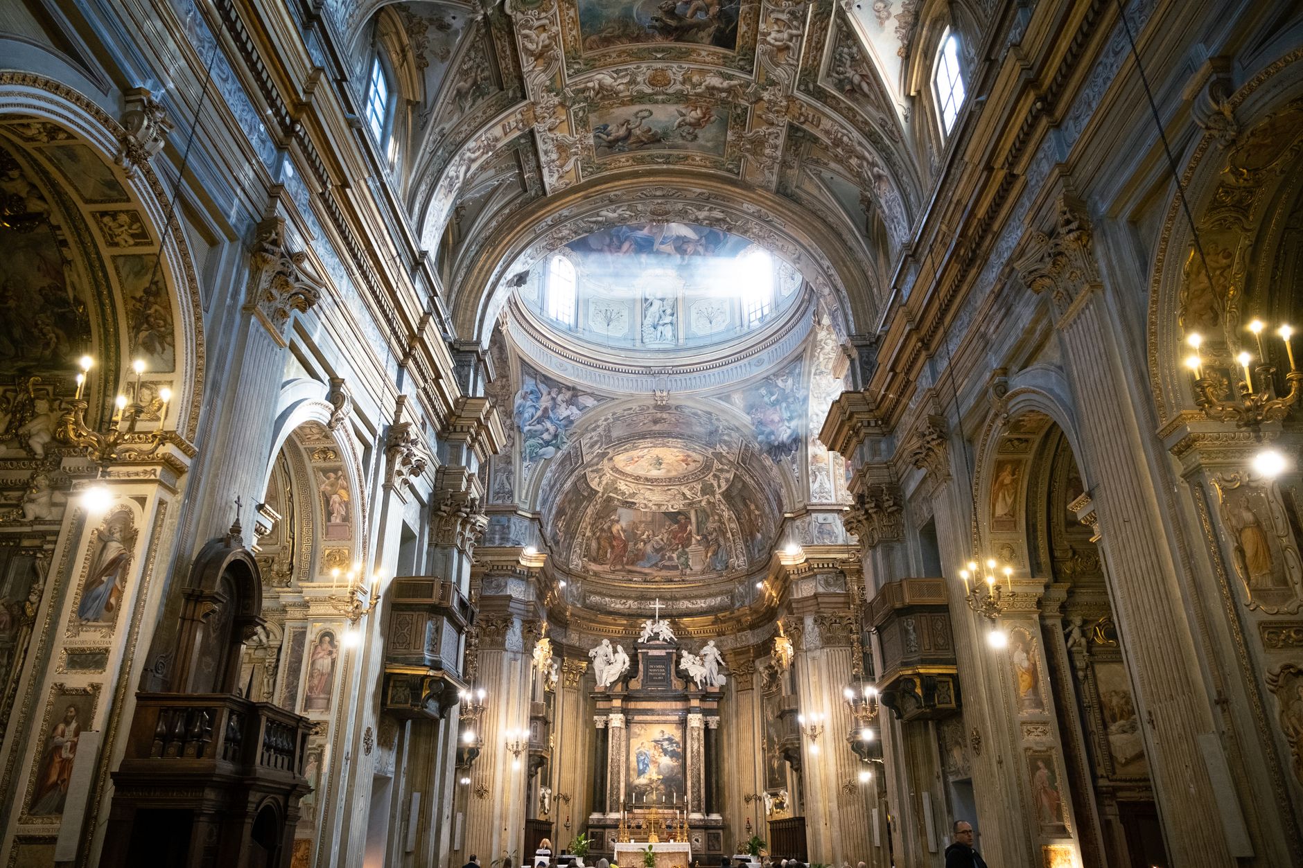 Facciata di una basilica storica italiana