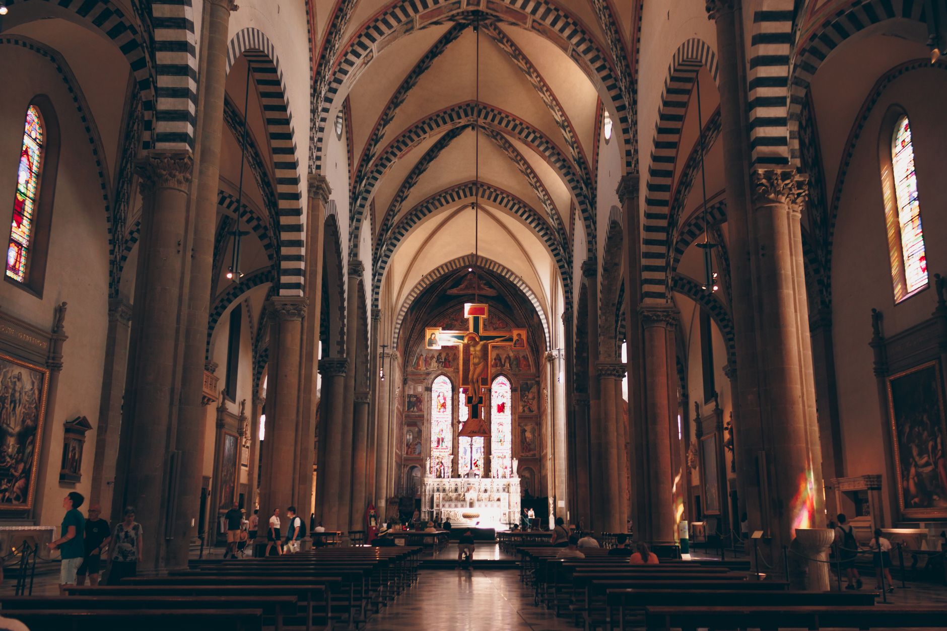 Antica chiesa in pietra immersa nel paesaggio italiano