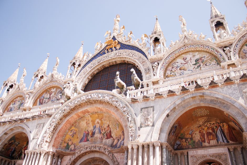Interno di una basilica italiana con colonne e affreschi