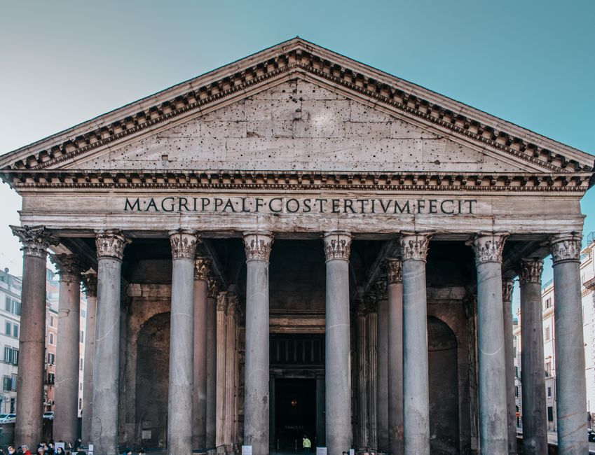 Antichi libri e leggii in un ambiente storico