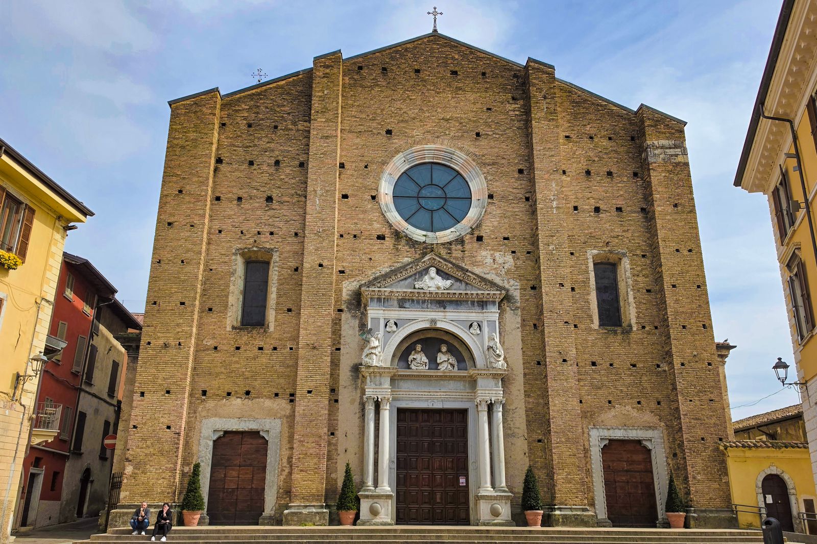 Interno di una basilica italiana con architettura storica