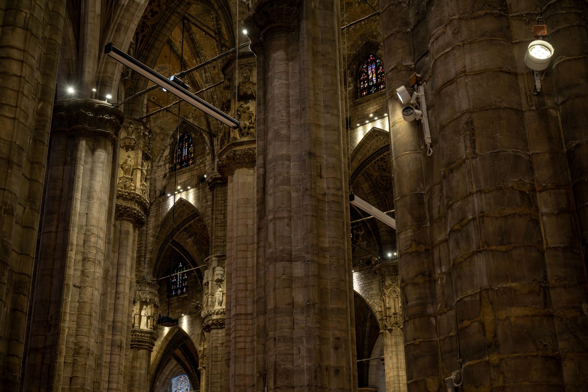 Interno di una cattedrale italiana con archi e affreschi