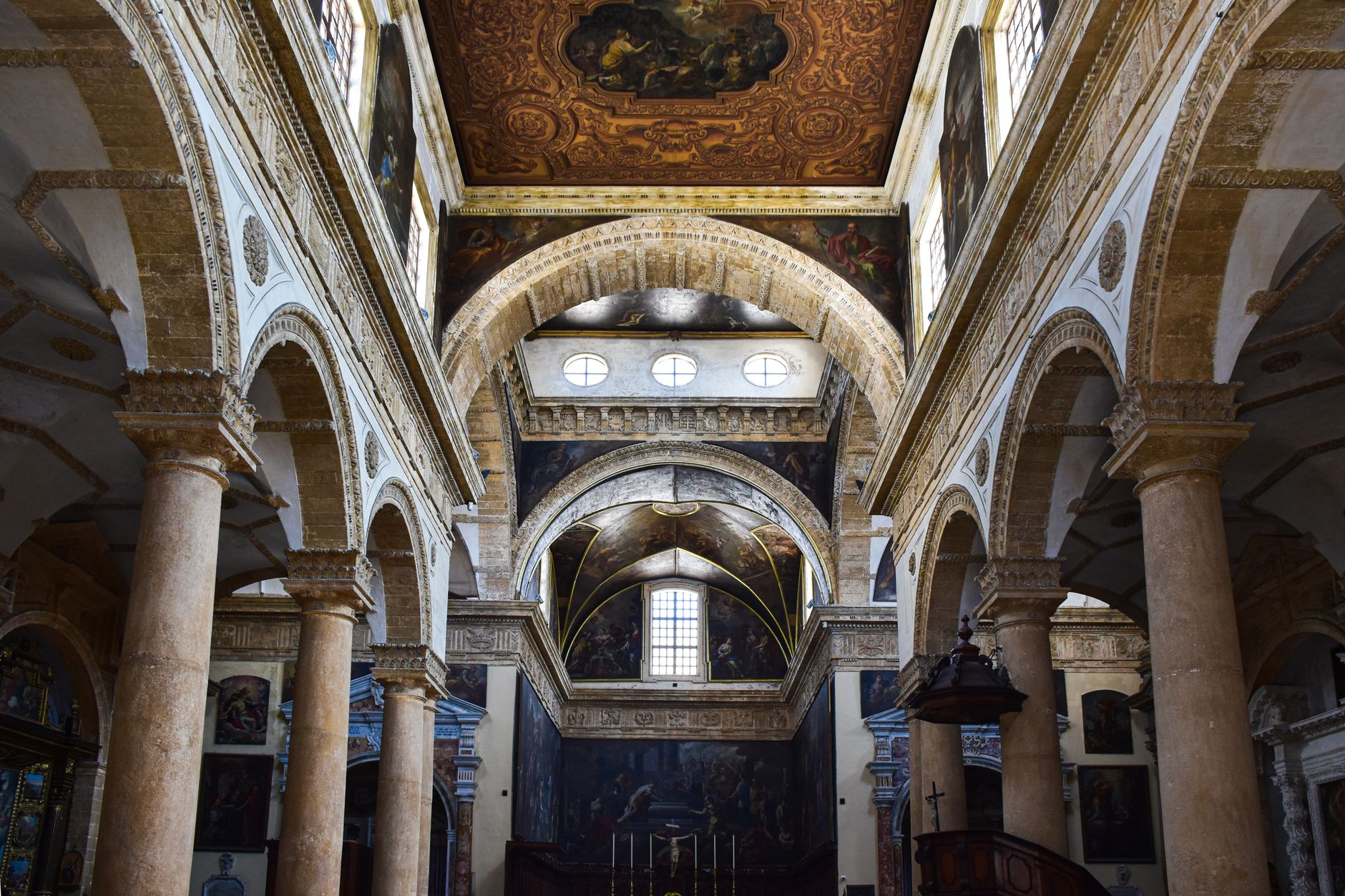 Antica chiesa medievale con opere d'arte sacra