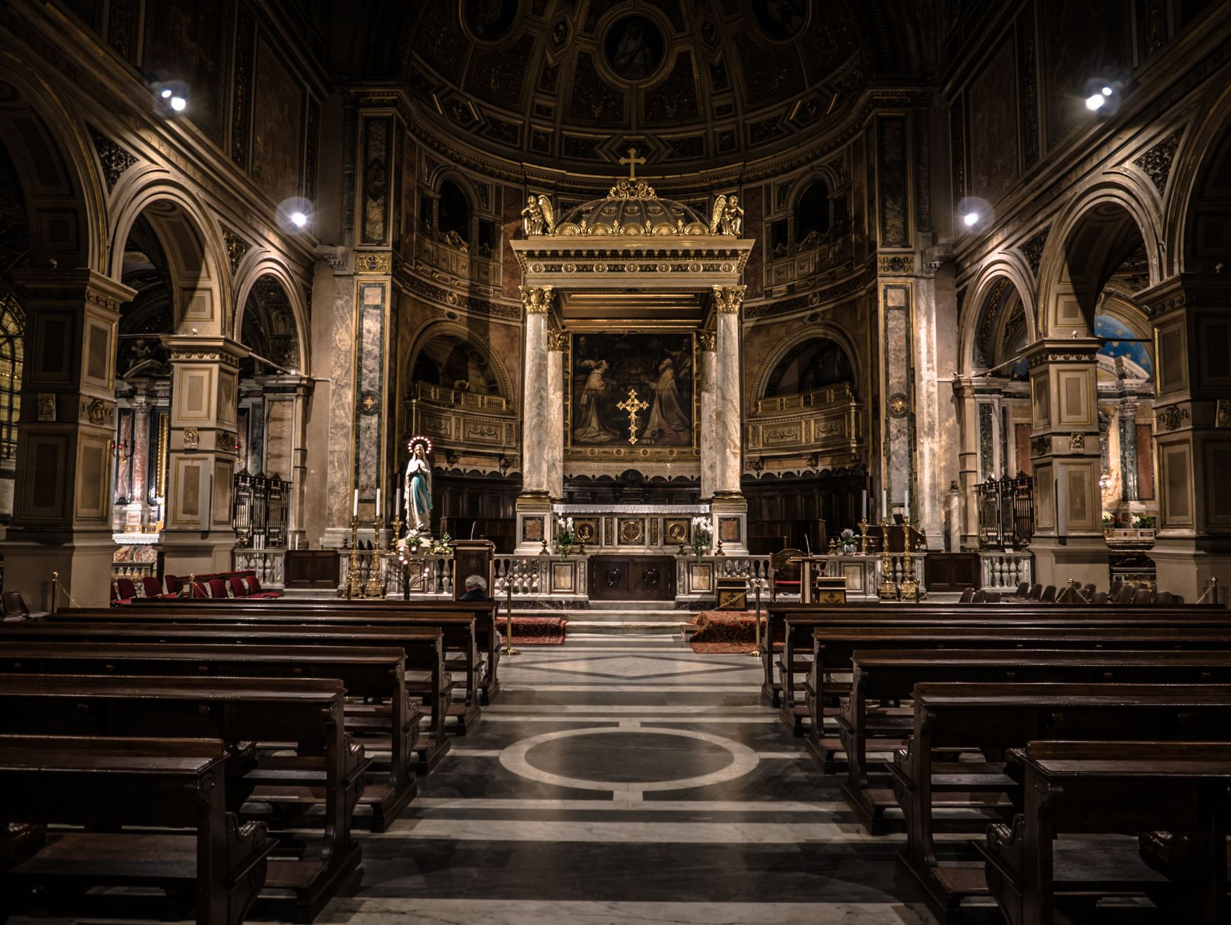 Interno di un'antica basilica in pietra