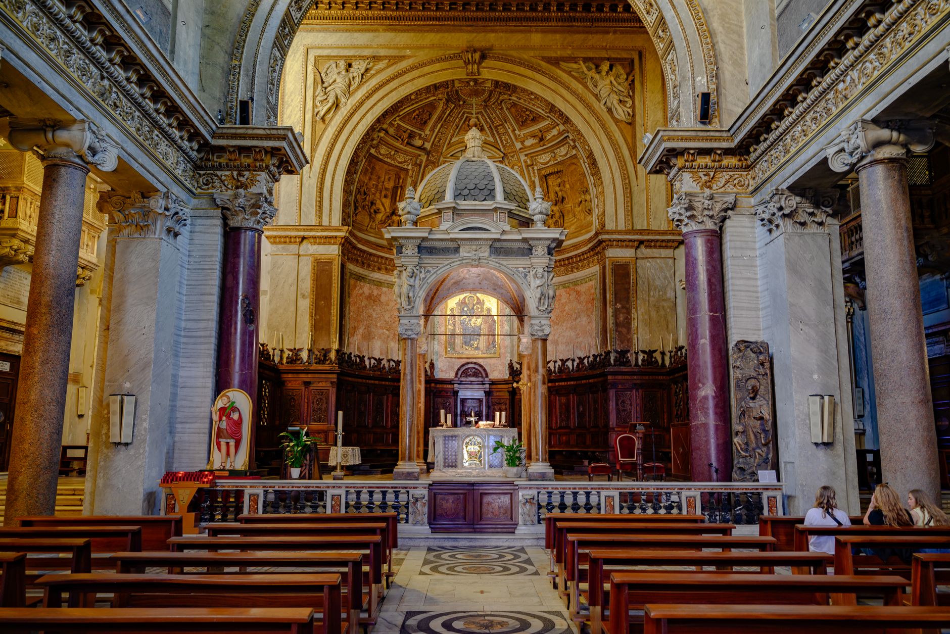 Colonne e archi di una chiesa storica