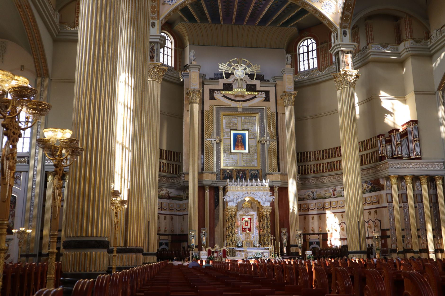 Interno di un'antica basilica romana con colonne e archi