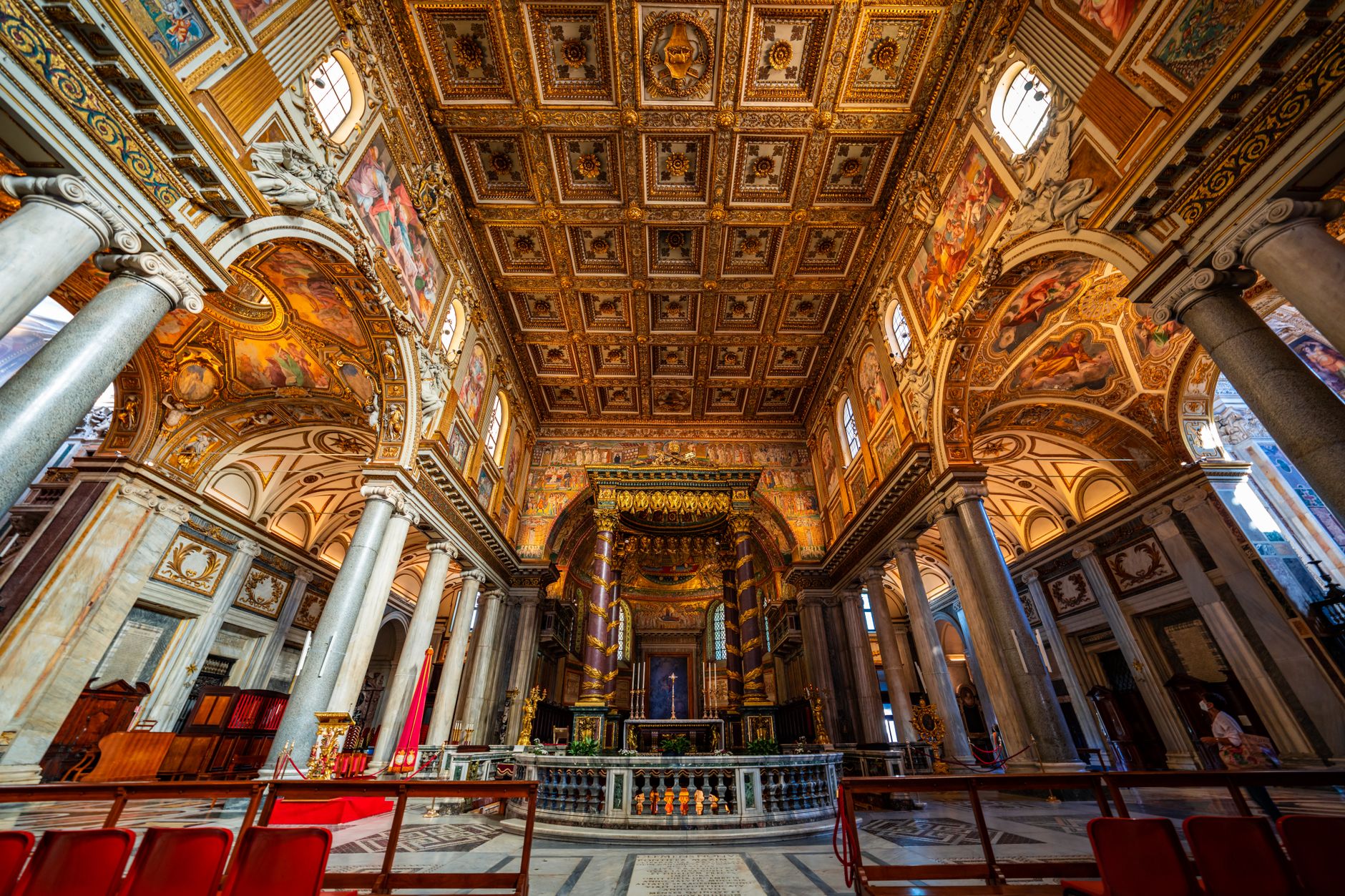 Facciata di una chiesa storica italiana in pietra