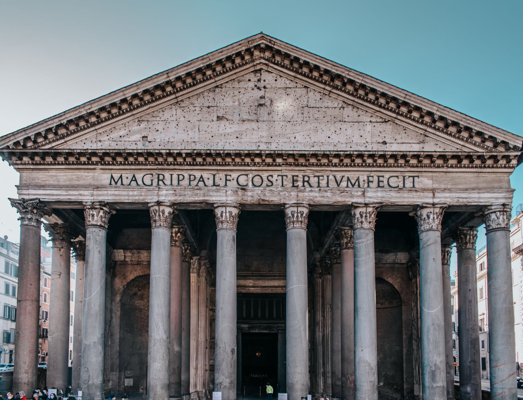 Chiesa storica italiana con facciata in pietra