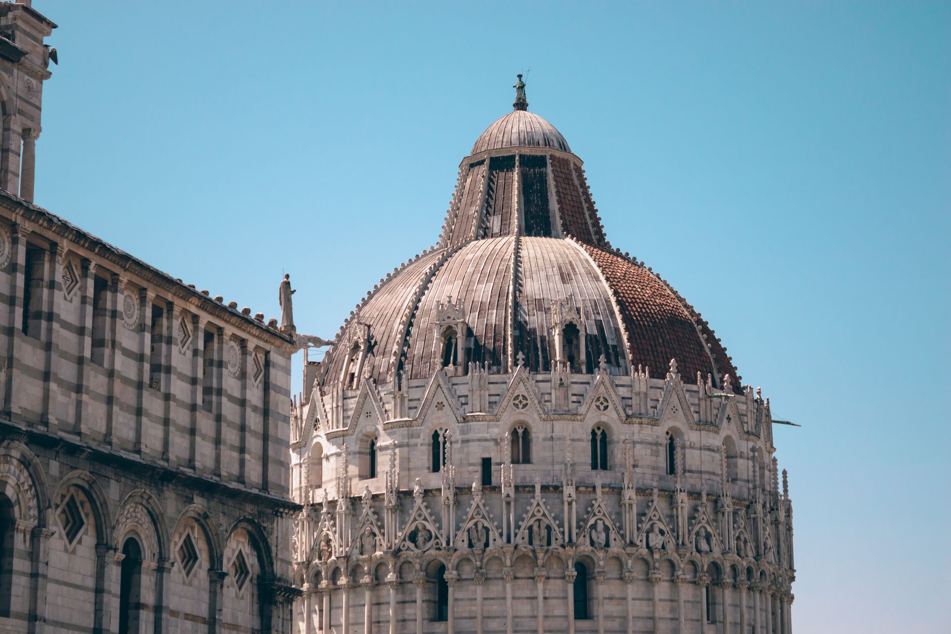 Facciata di una chiesa medievale in Italia