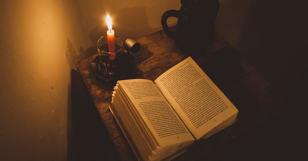 Libri antichi impilati in una biblioteca