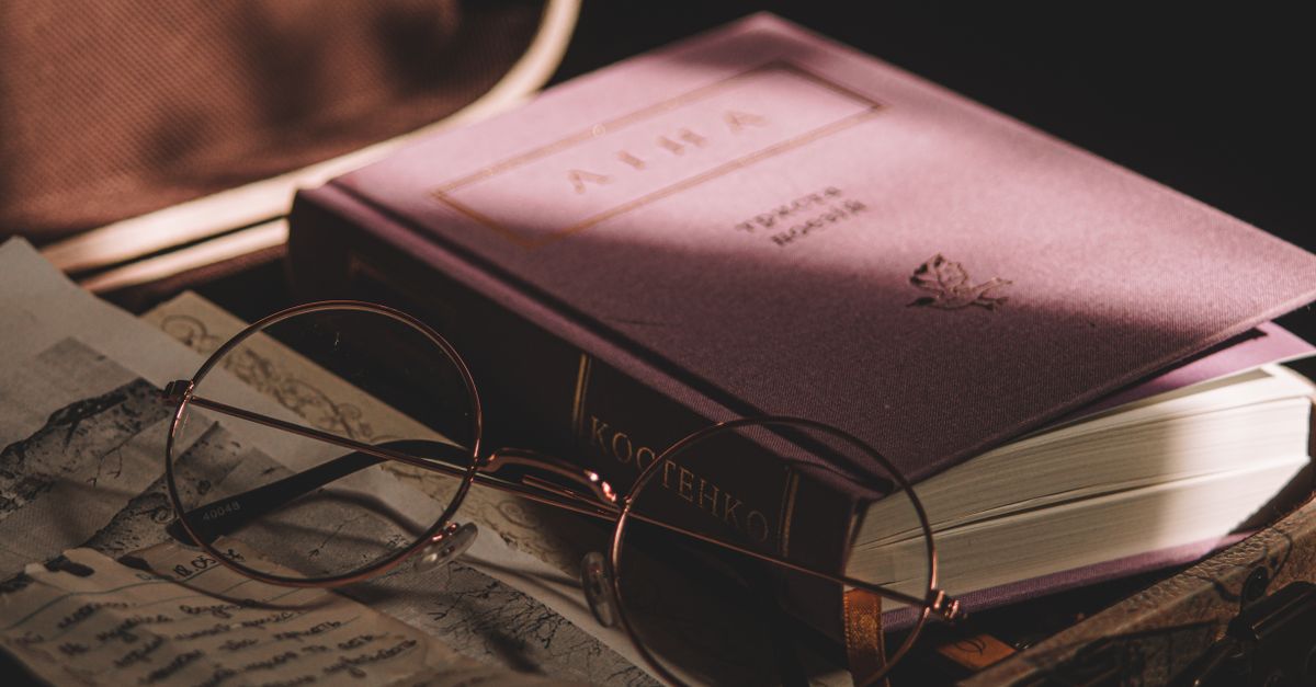 Pagine ingiallite di un libro antico