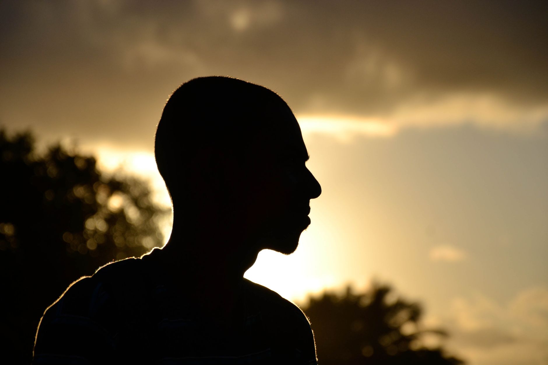 Sagoma di una persona controluce al tramonto