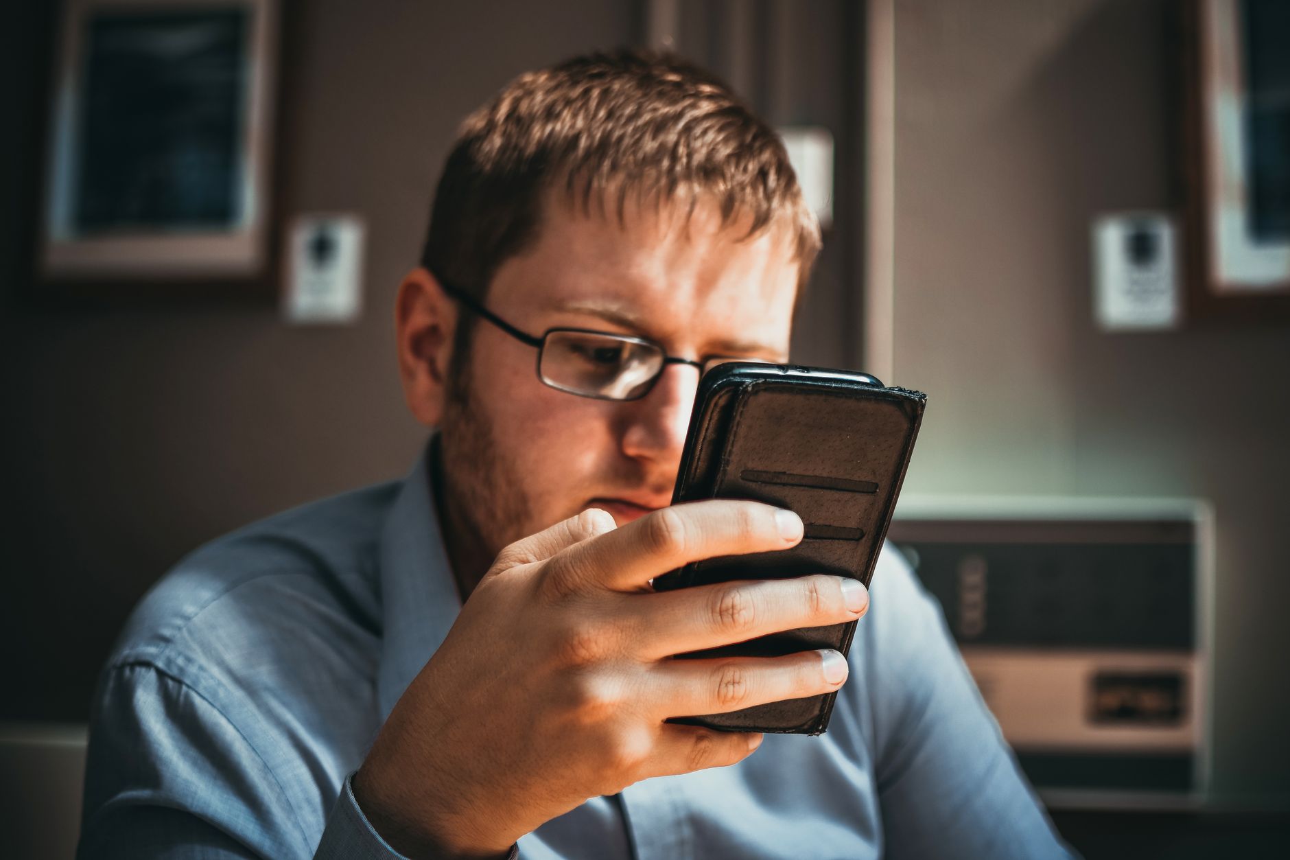 Persona che indossa un paio di smart glasses