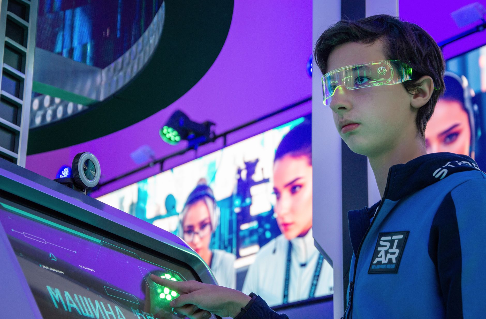 Dispositivo indossabile tecnologico su sfondo futuristico