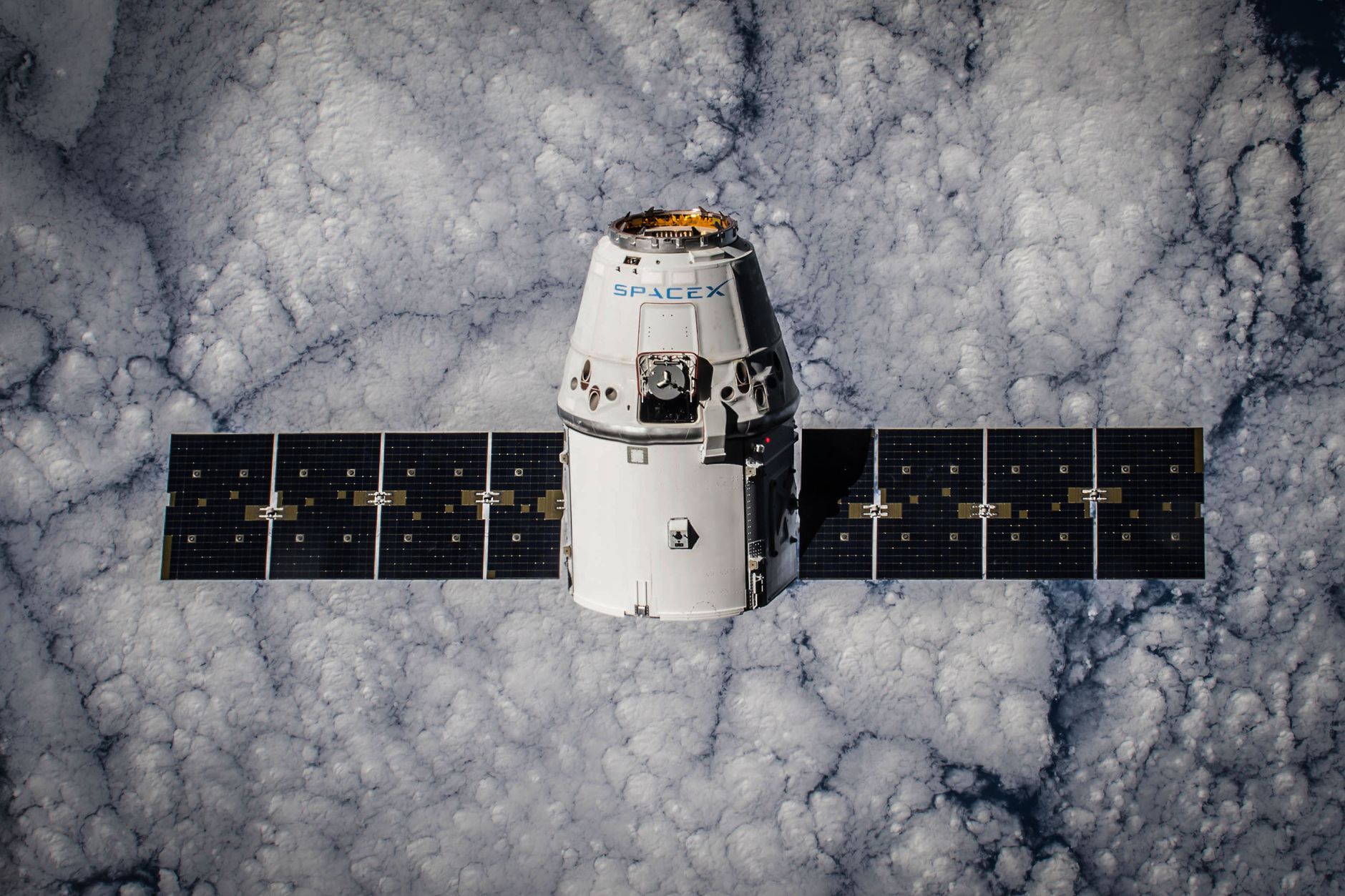 Sonda spaziale che viaggia nello spazio profondo
