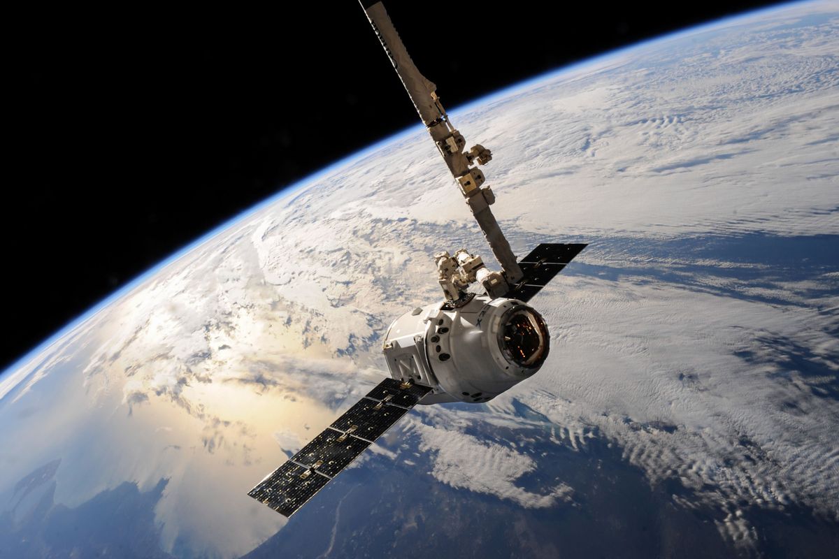 Navetta spaziale in orbita sopra la Terra con lo sfondo dello spazio
