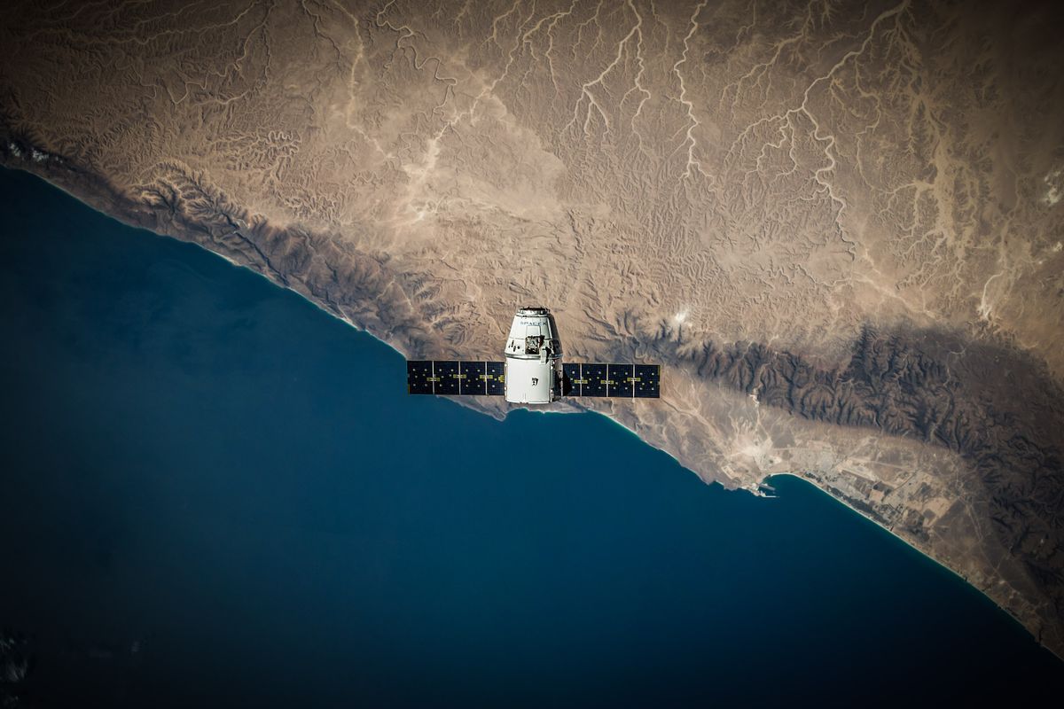 La Terra vista dallo spazio con l'atmosfera