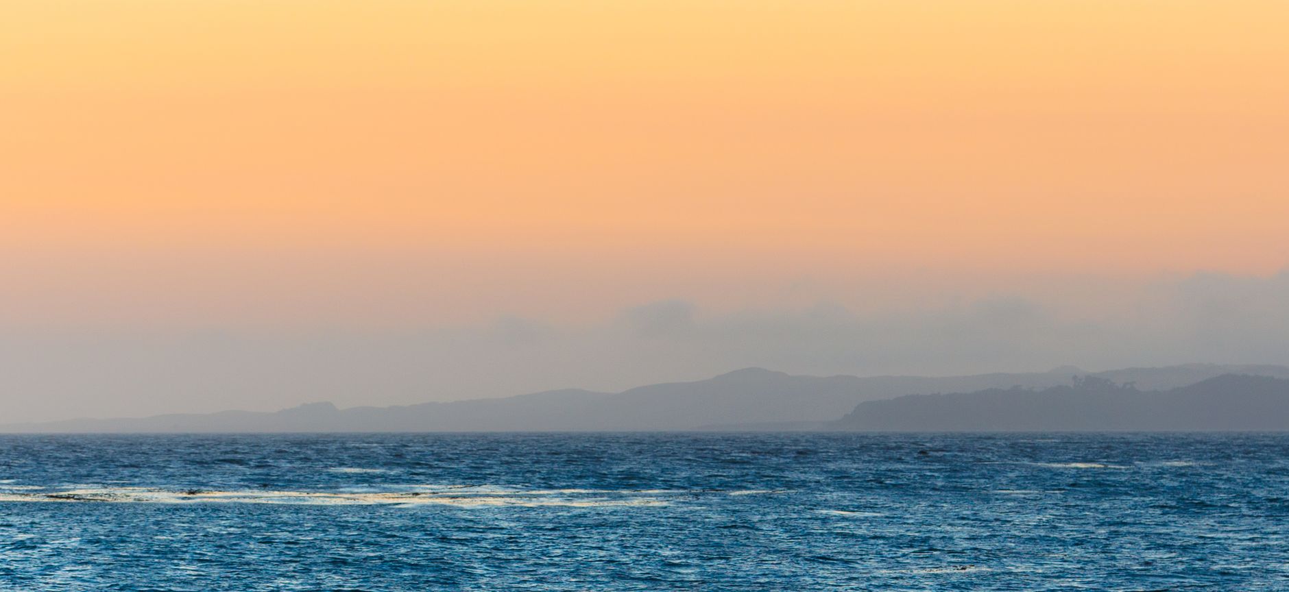 Zattera di legno che naviga sull'oceano aperto