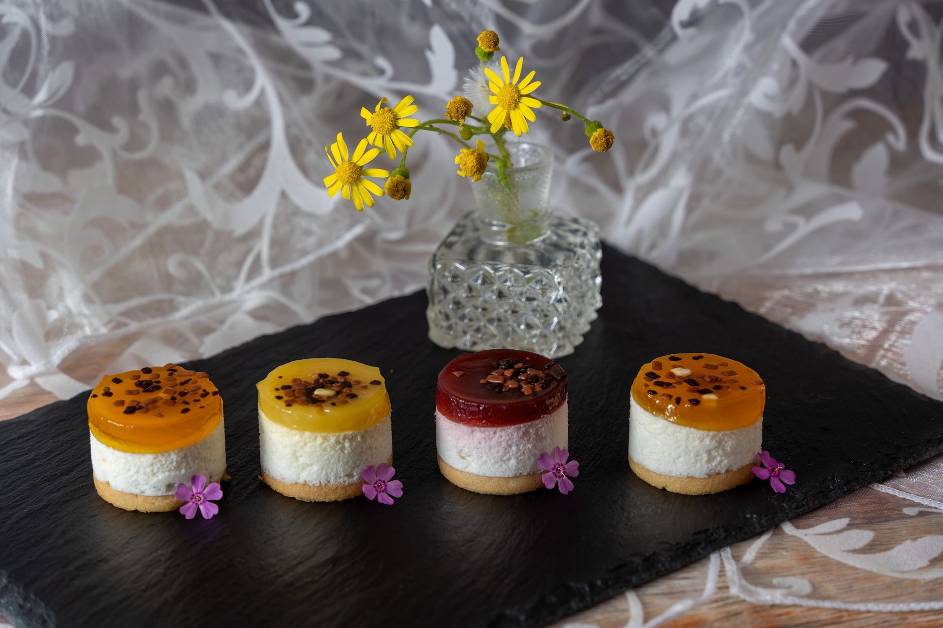 Fetta di cheesecake con copertura di frutti di bosco