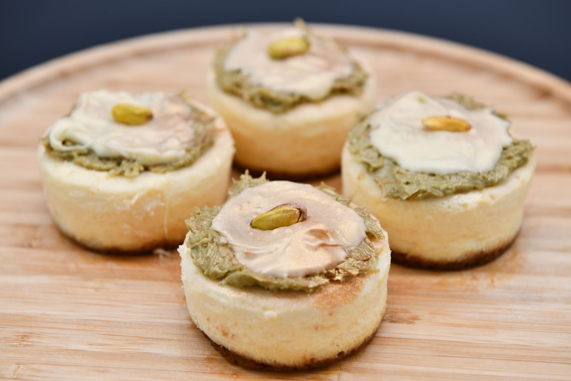 Cheesecake intera con colata di frutti rossi
