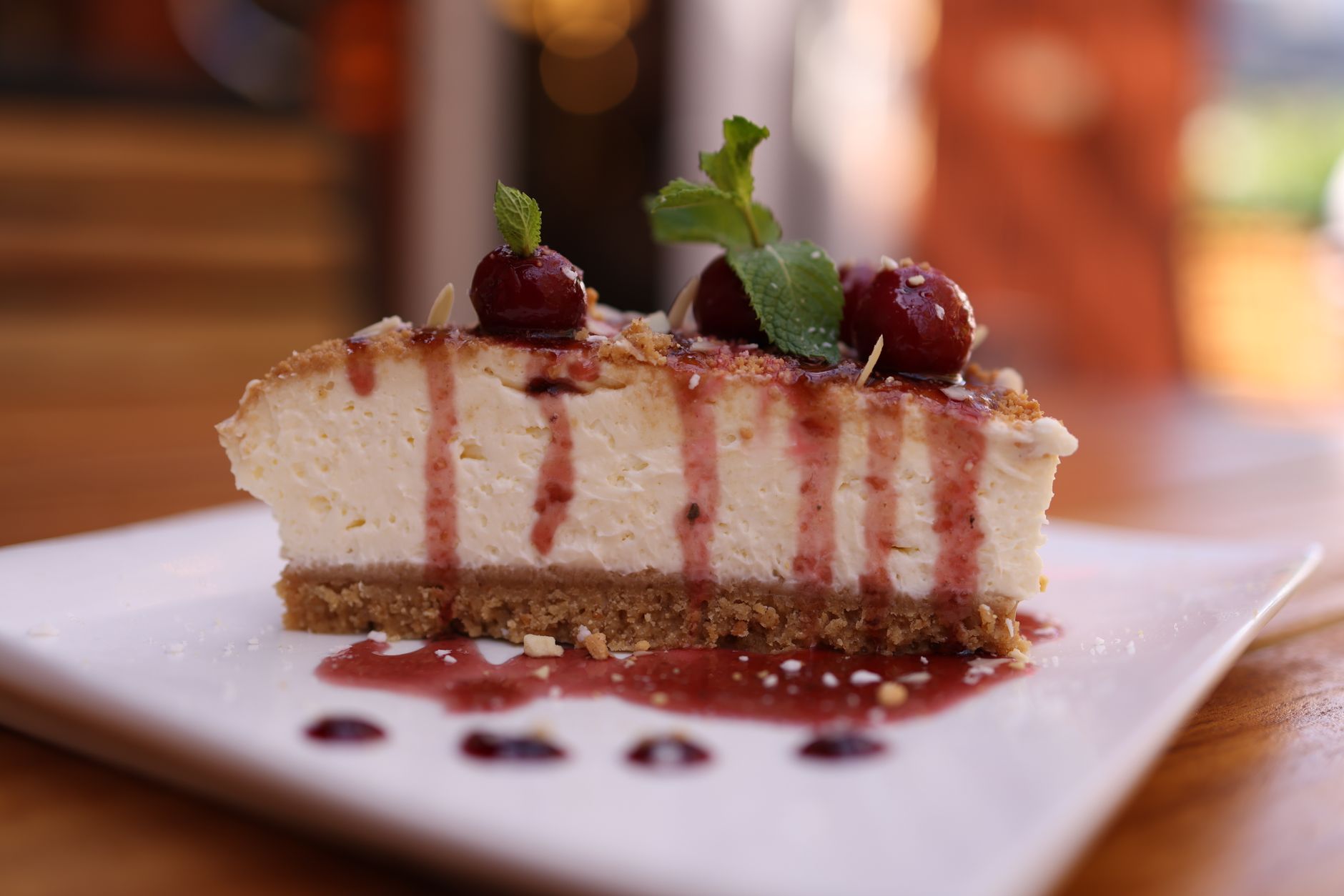Cheesecake cremosa su base di biscotti sbriciolati