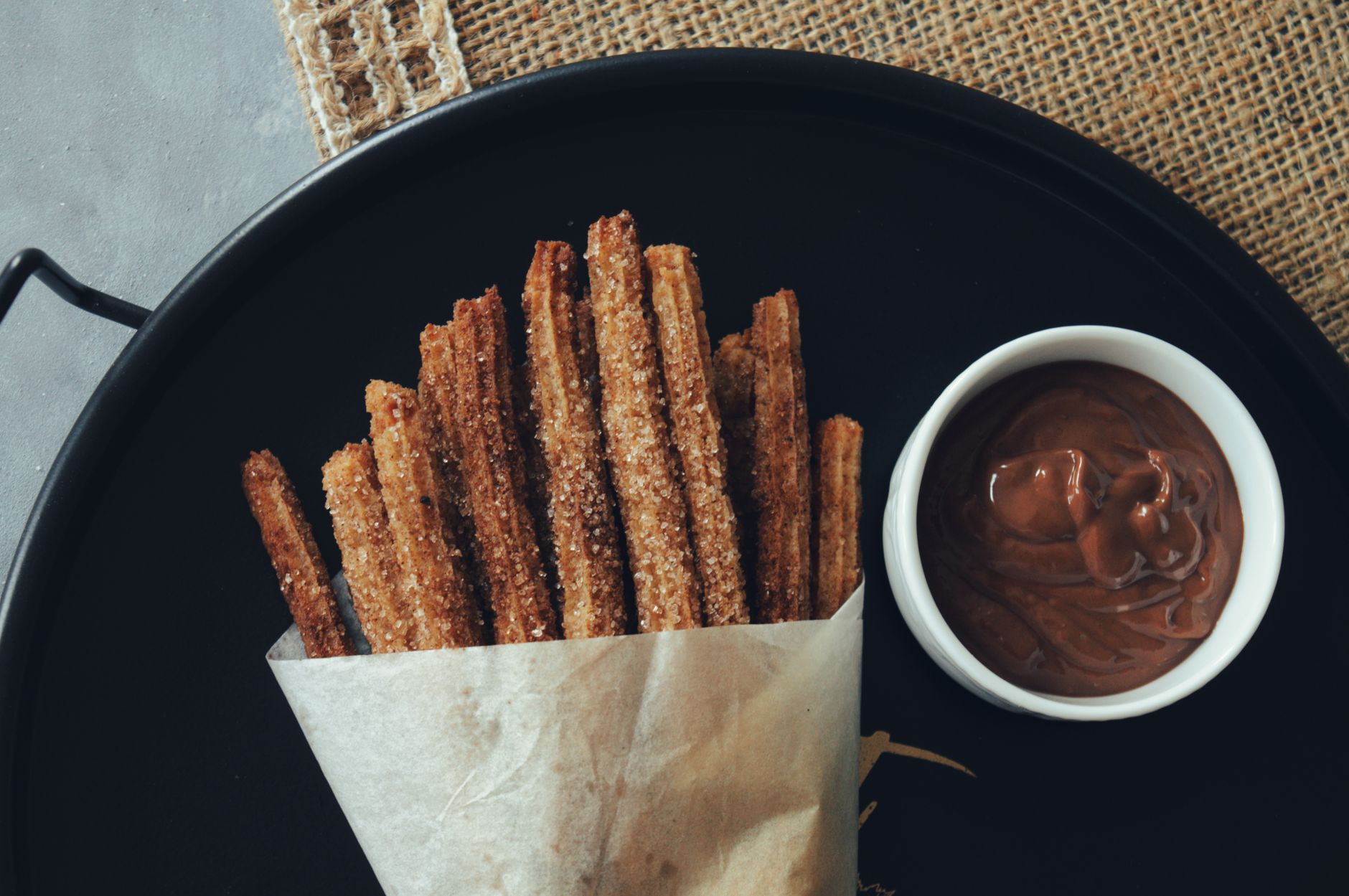 Churros serviti con cioccolato caldo