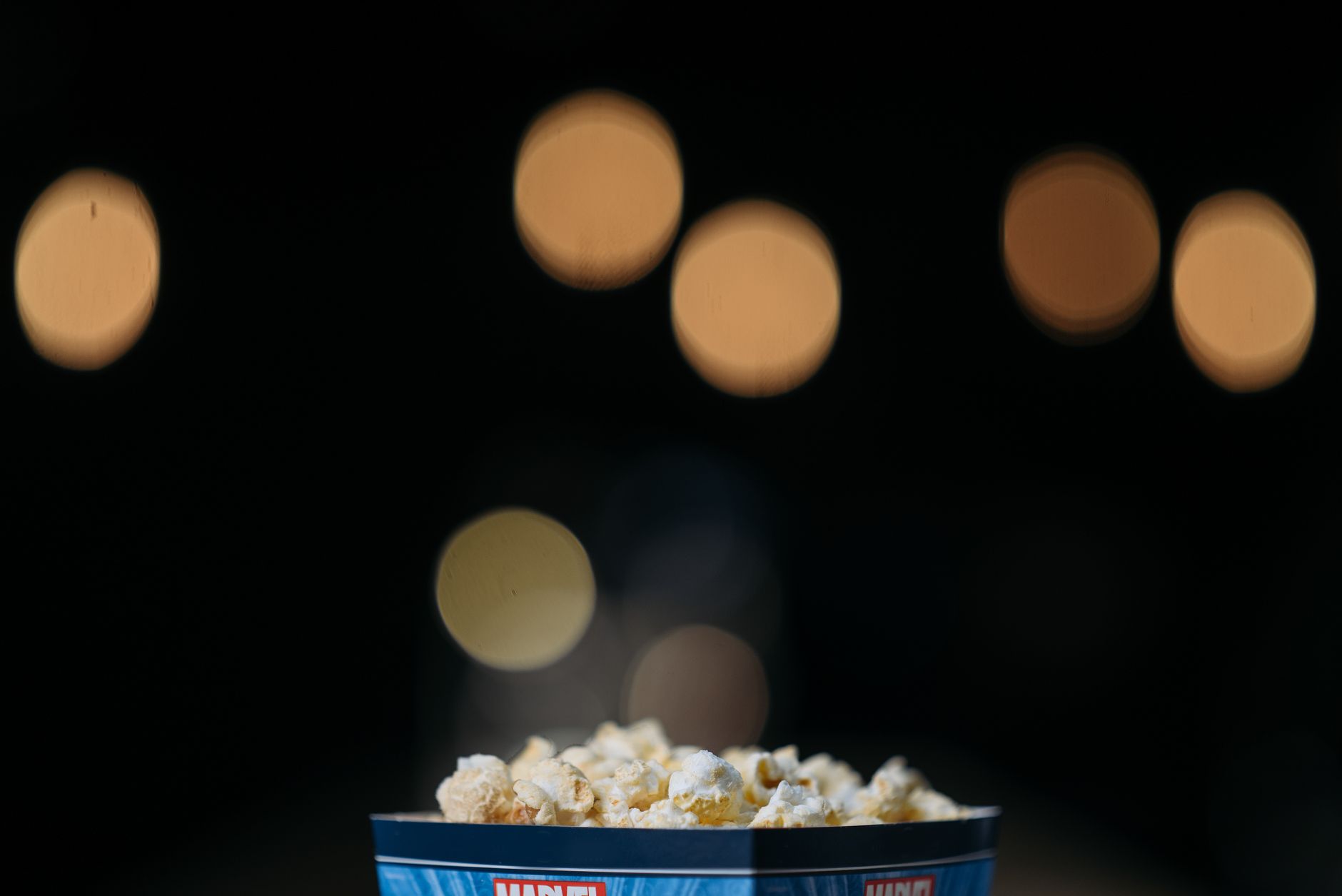 Ciotola piena di popcorn appena fatti