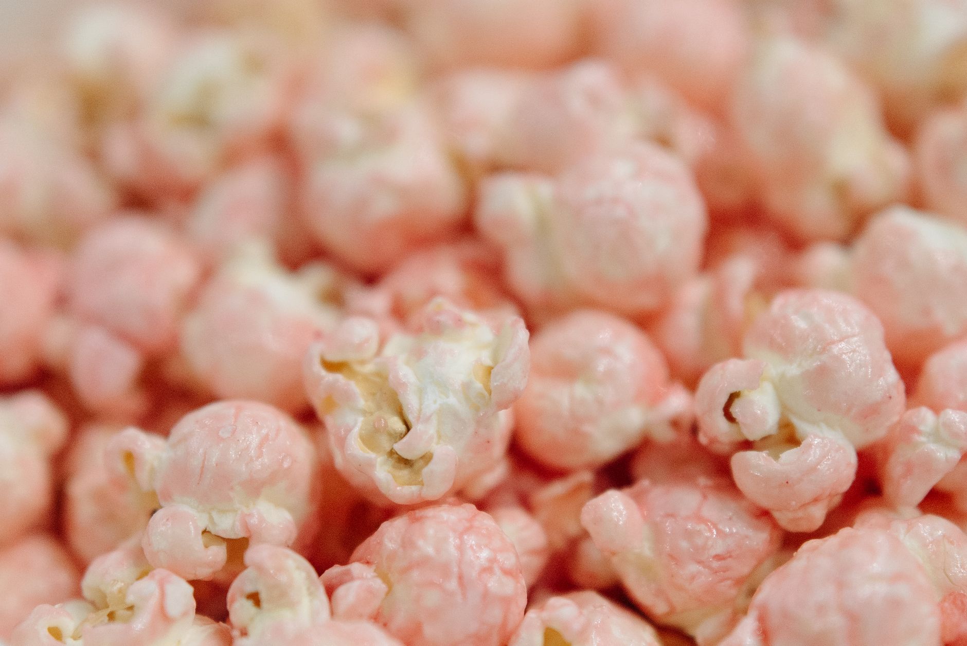 Chicchi di mais che scoppiano trasformandosi in popcorn