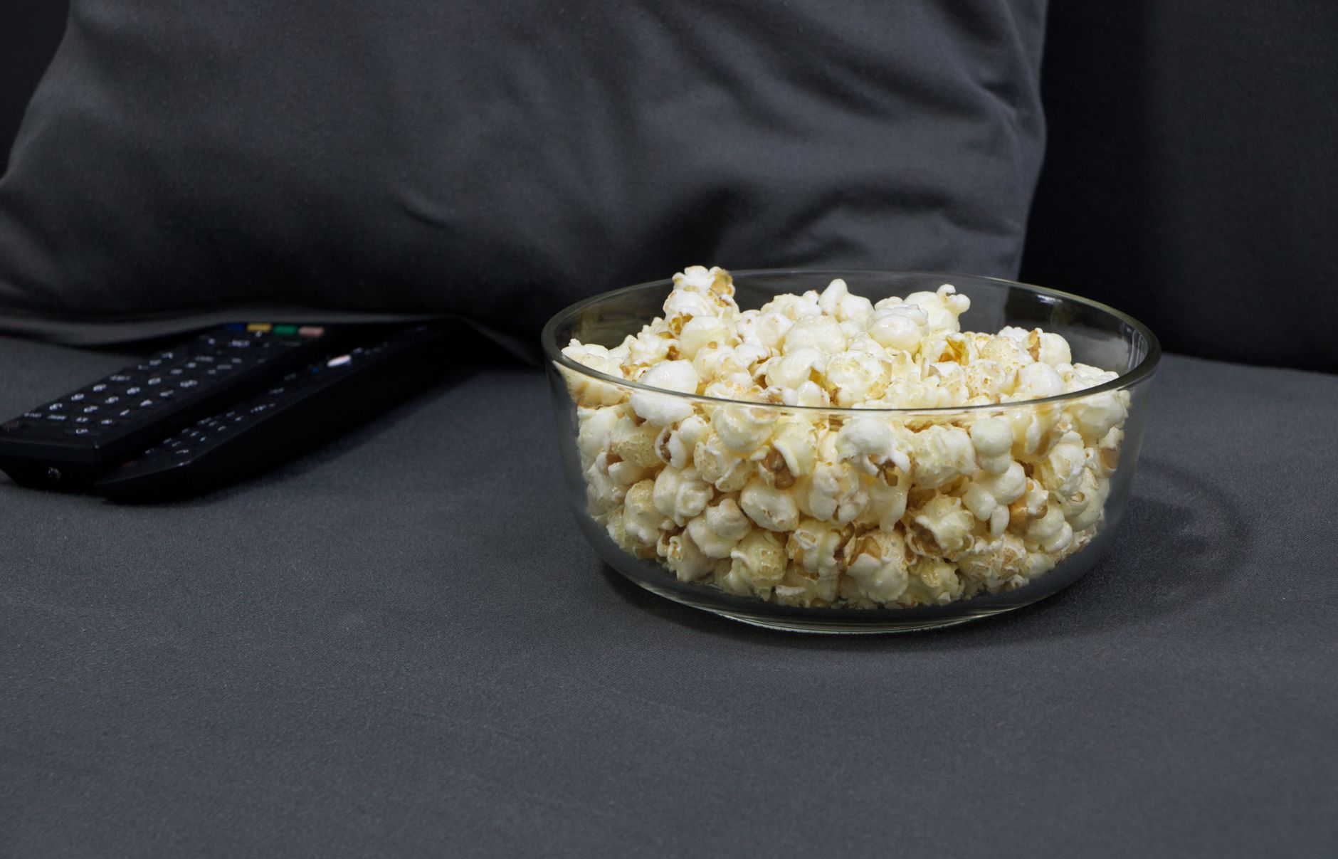 Popcorn e biglietto del cinema su sfondo scuro