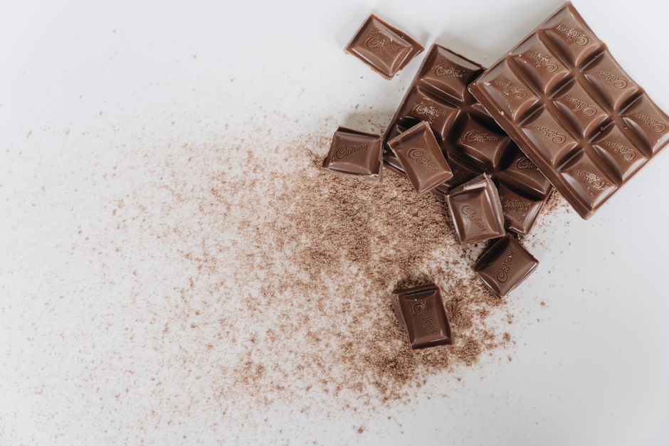 Semi e fave di cacao alla base della produzione del cioccolato