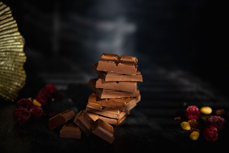 Cabosse di cacao aperte con i semi avvolti nella polpa
