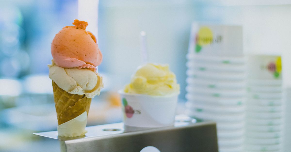 Coni di gelato artigianale colorato