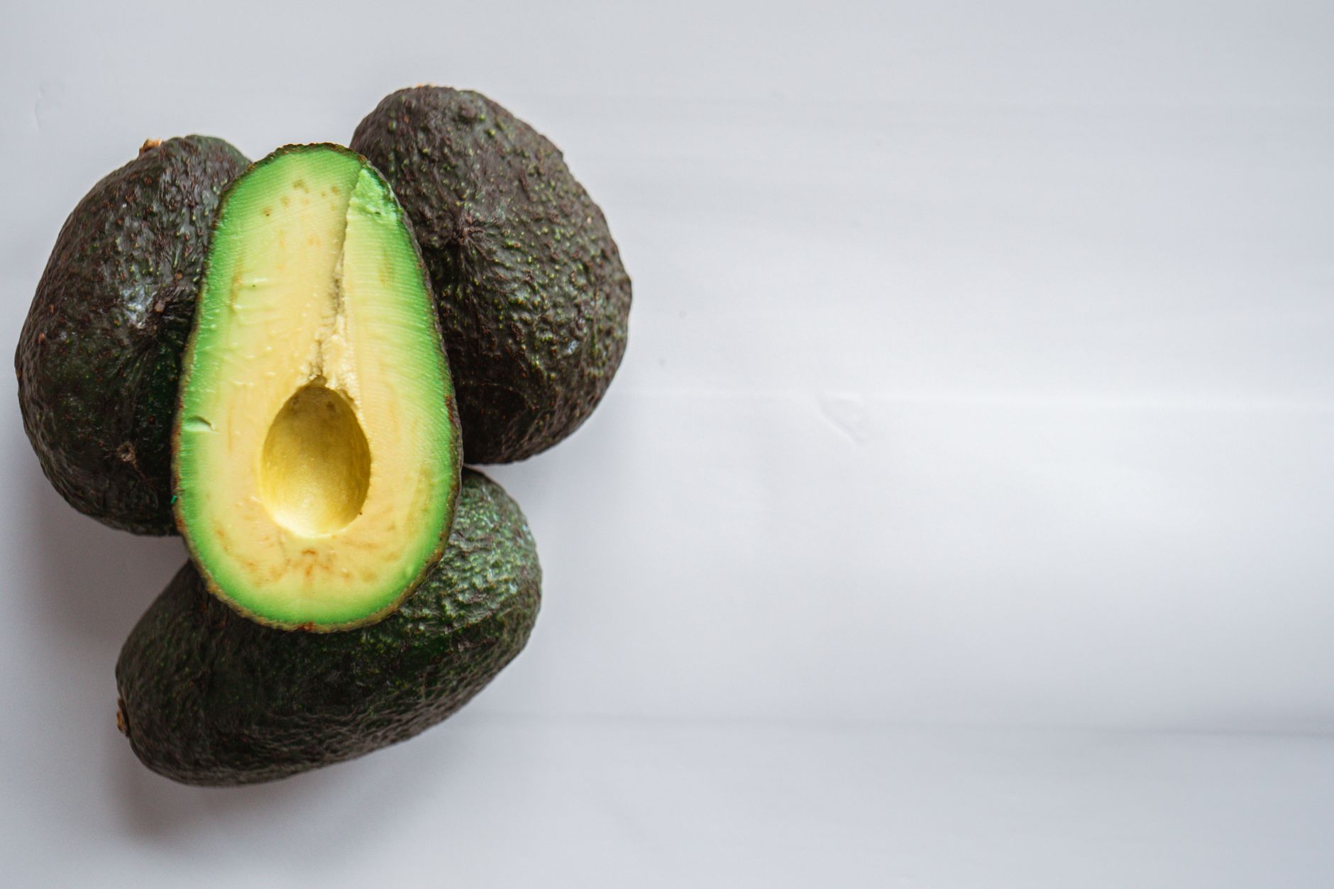 Ciotola di guacamole cremoso di avocado con lime e pomodoro