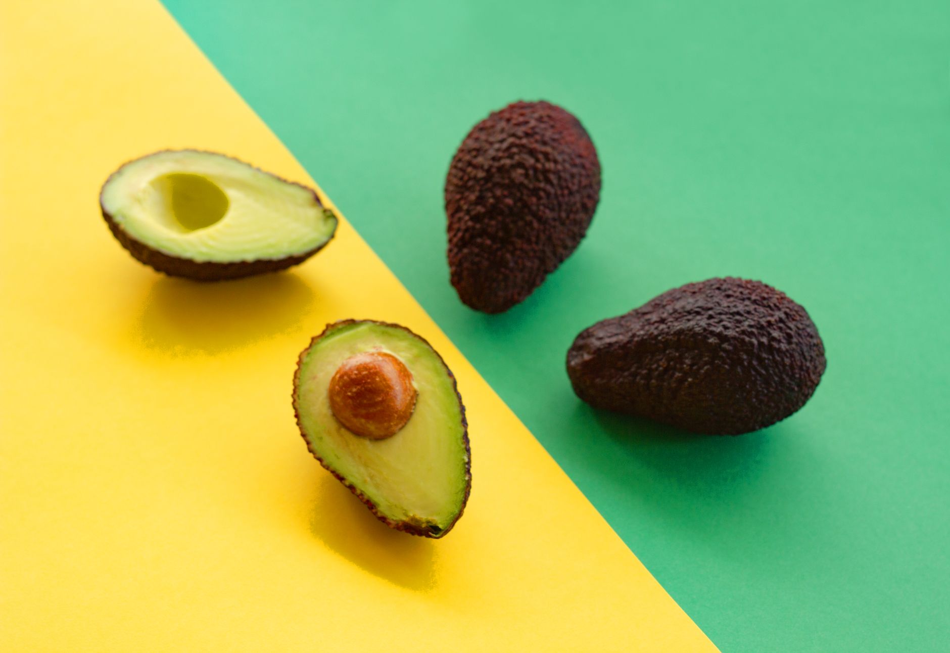 Avocado maturo tagliato a metà su un tagliere