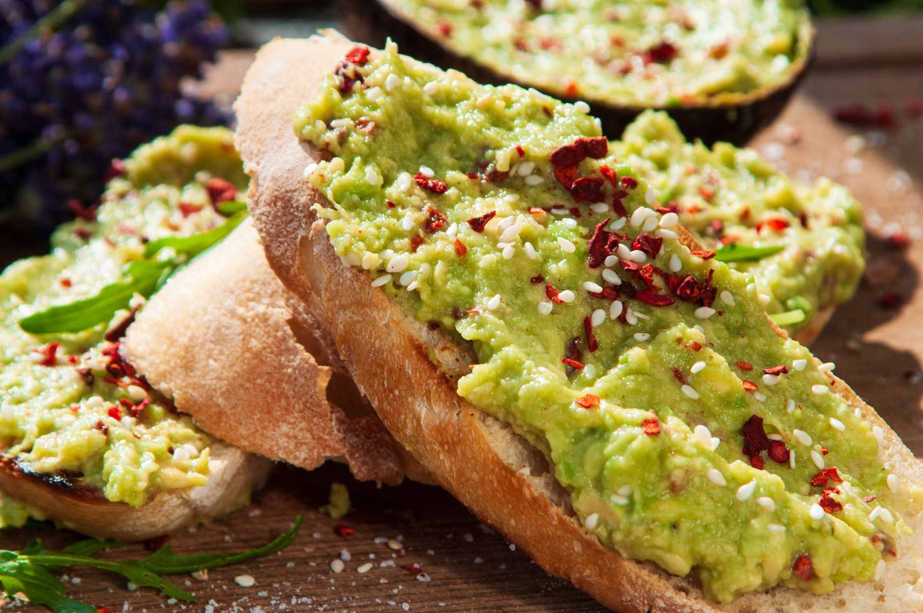 Guacamole servito con nachos e ingredienti freschi