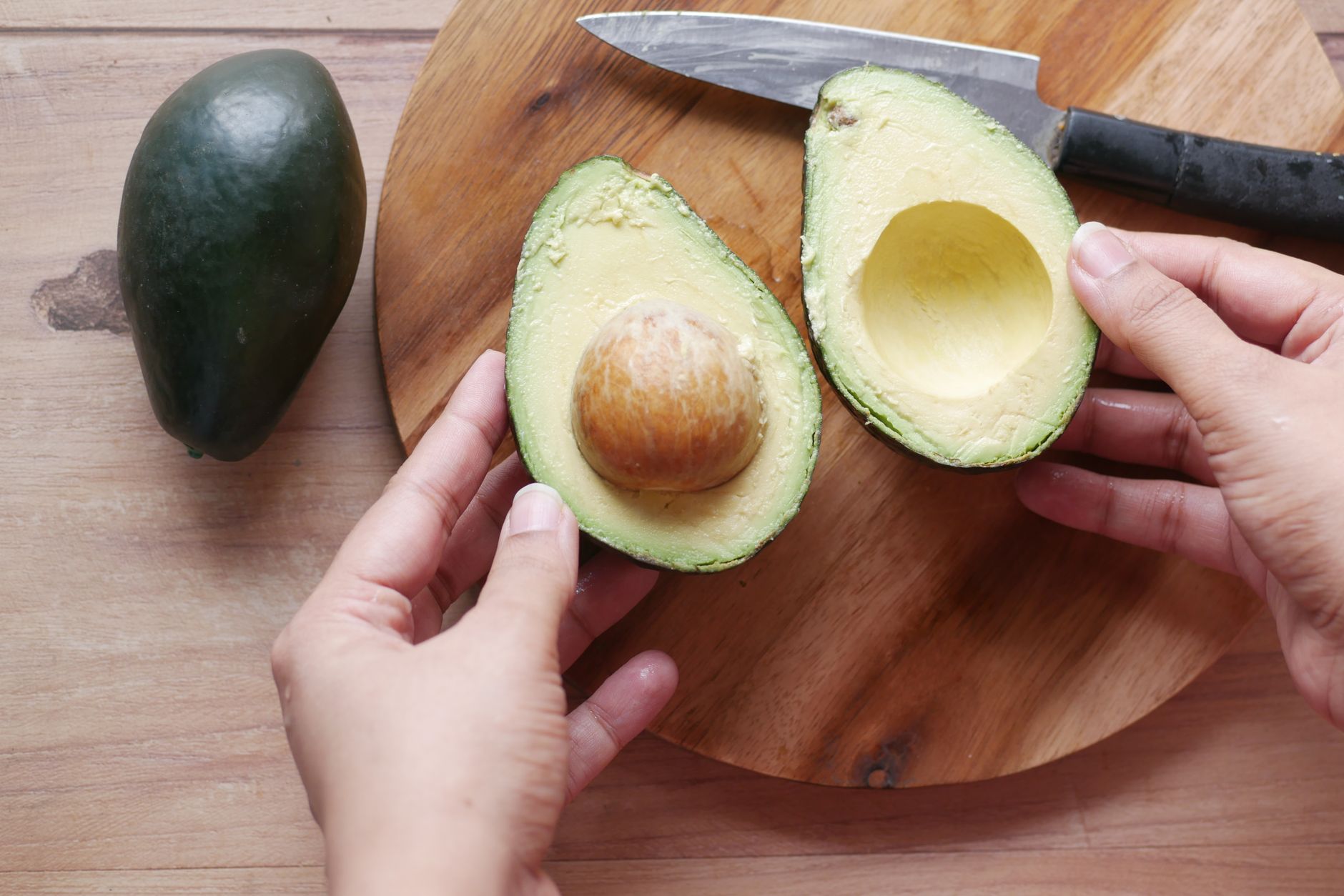 Ciotola di guacamole con coriandolo, cipolla e peperoncino