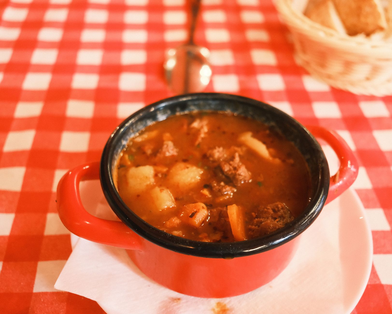 Gulasch di manzo con paprika servito in una ciotola
