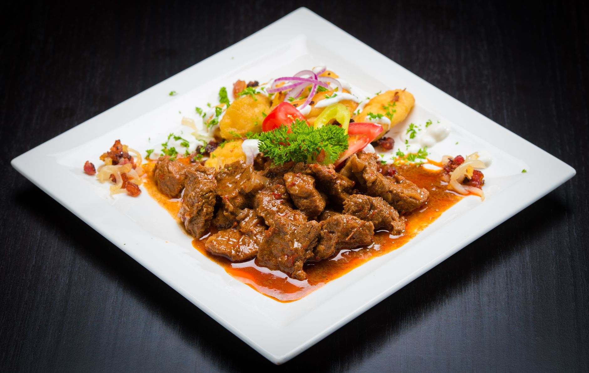 Gulasch di manzo con paprika servito in una ciotola