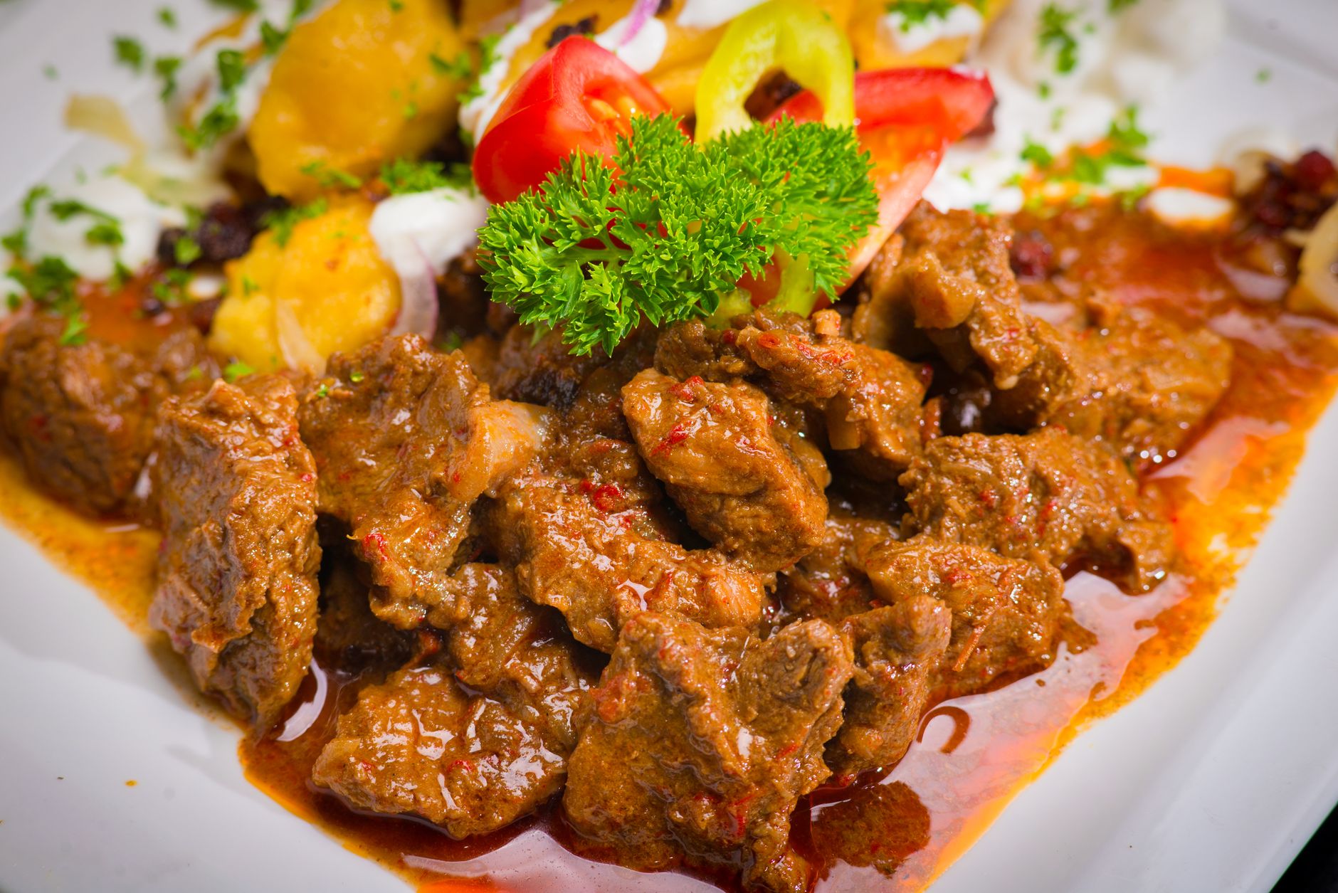 Gulasch di manzo con paprika servito in una ciotola