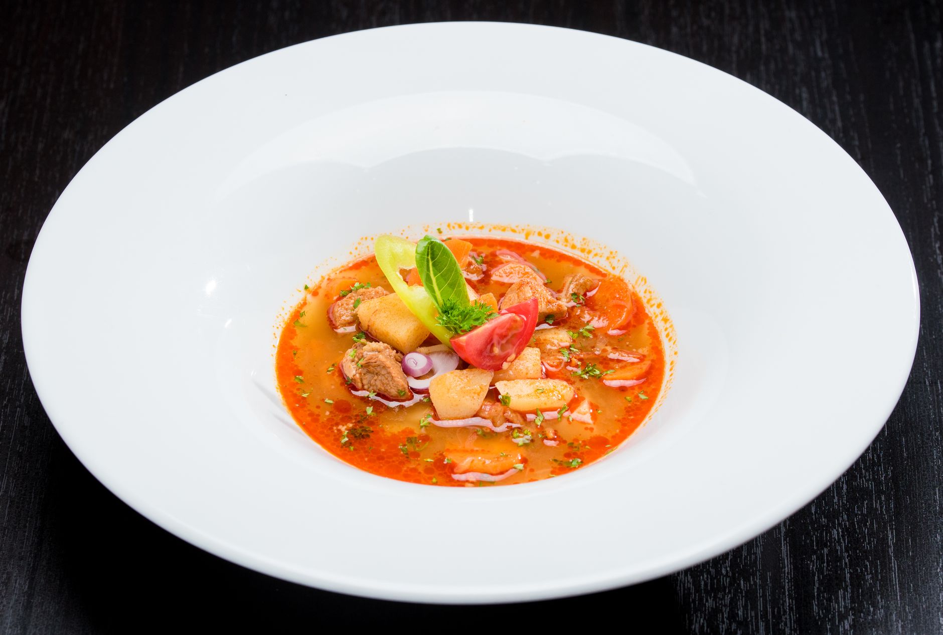 Gulasch di manzo con paprika servito in una ciotola