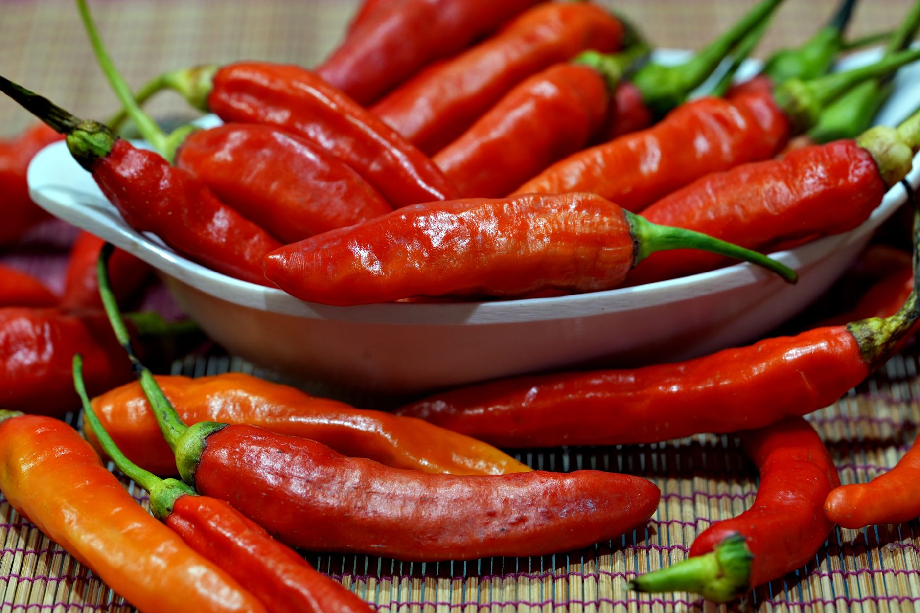 Salsa piccante rossa che viene versata da una boccetta