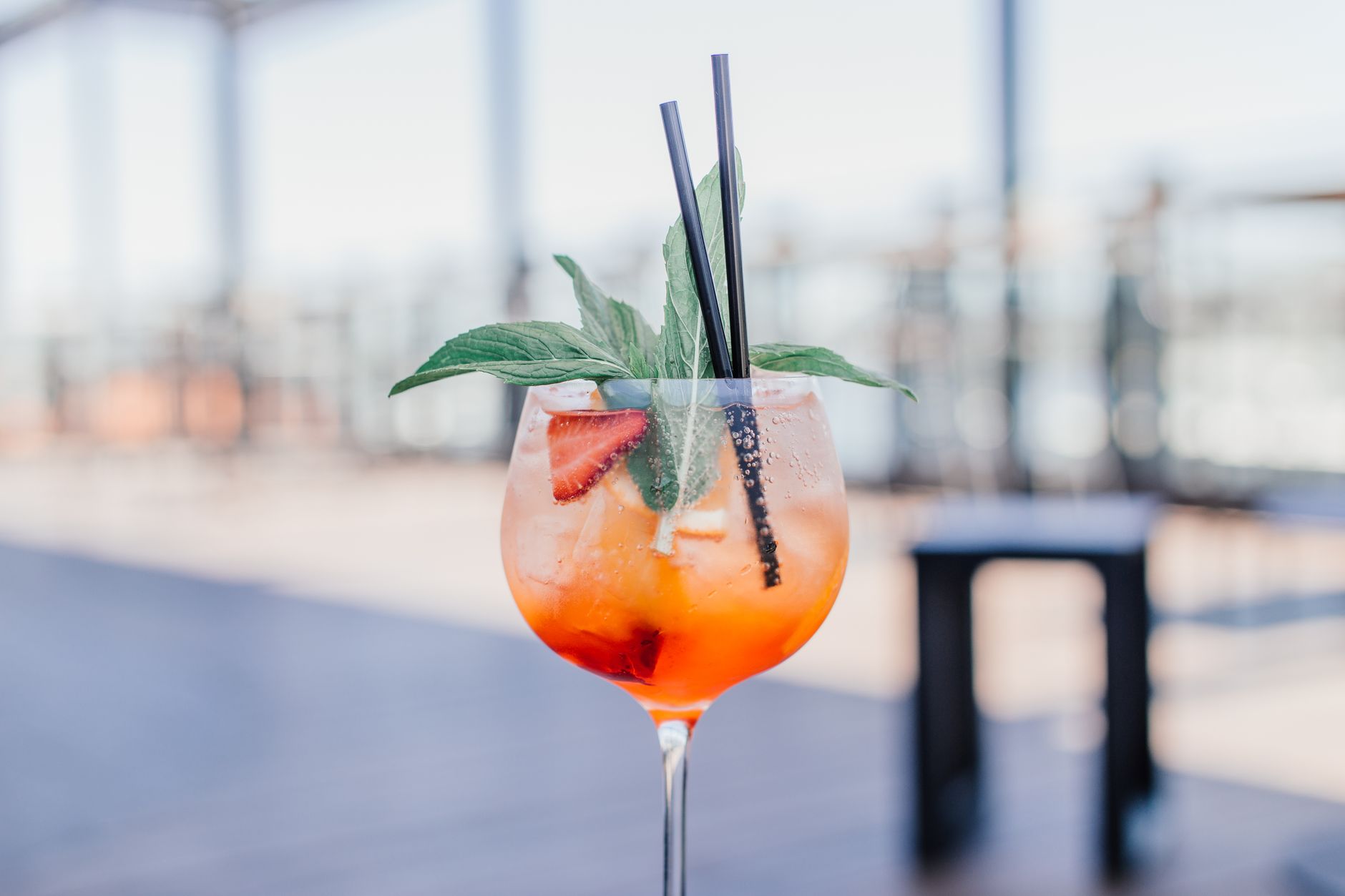 Bicchiere di spritz con ghiaccio e fetta d'arancia
