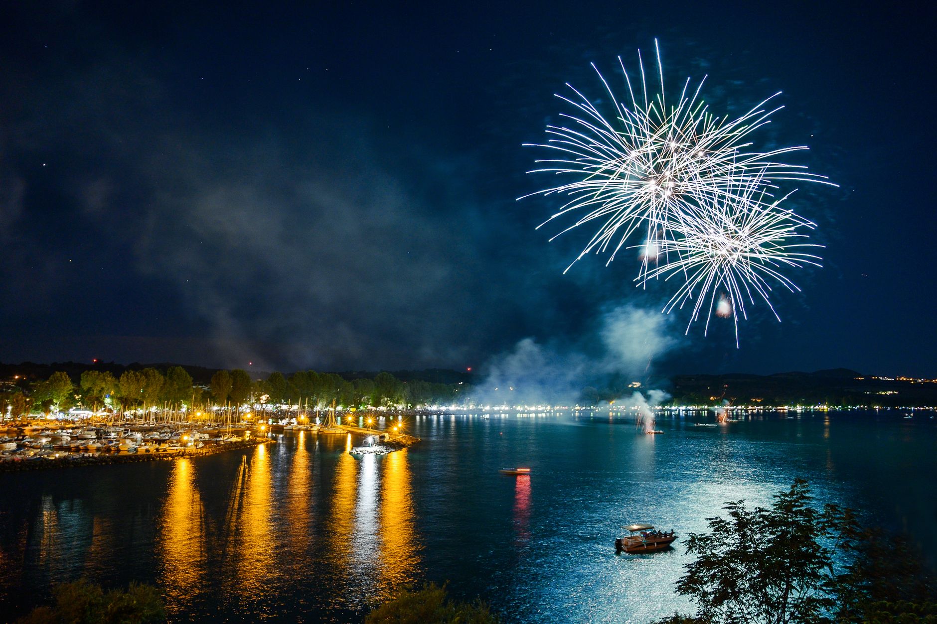 Fuochi d'artificio colorati che esplodono nel cielo notturno