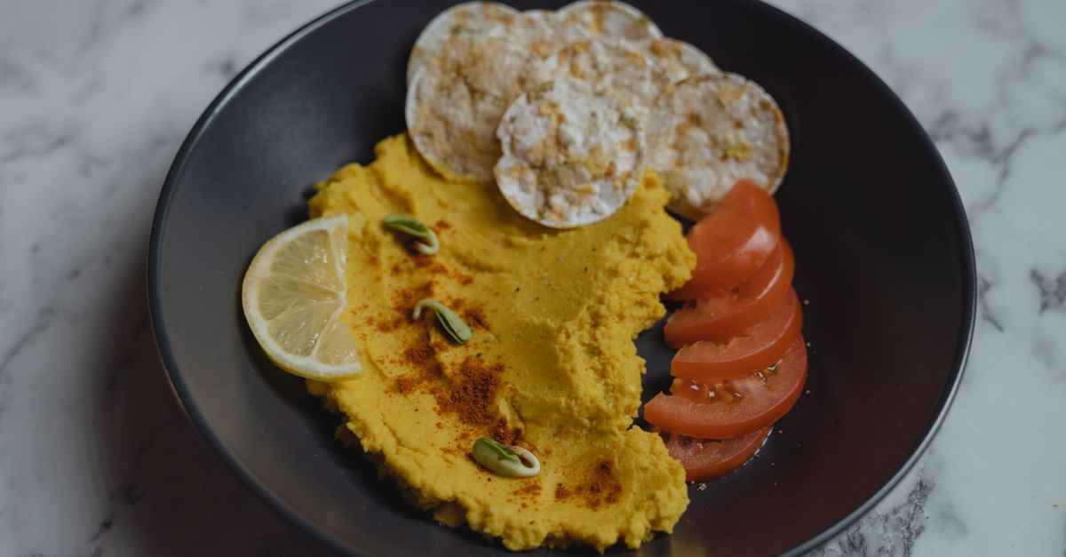 Ciotola di hummus con olio d'oliva e ceci