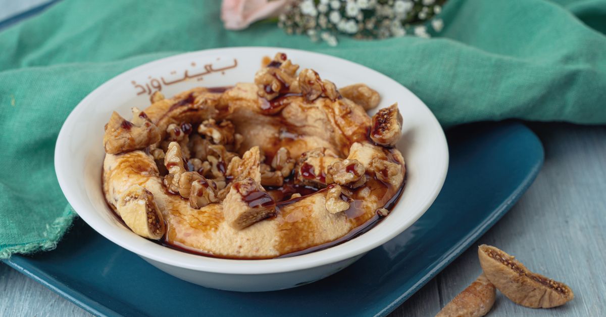 Piatto di hummus servito con pane e verdure mezze