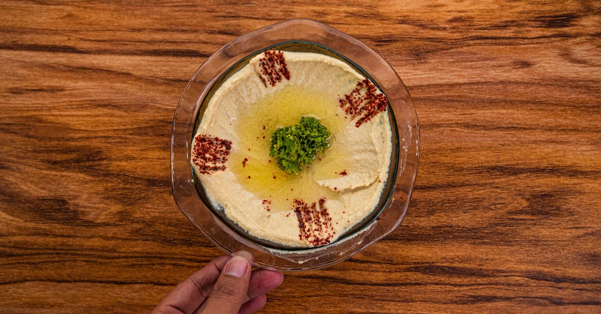 Crema di ceci con paprika e prezzemolo su un tavolo