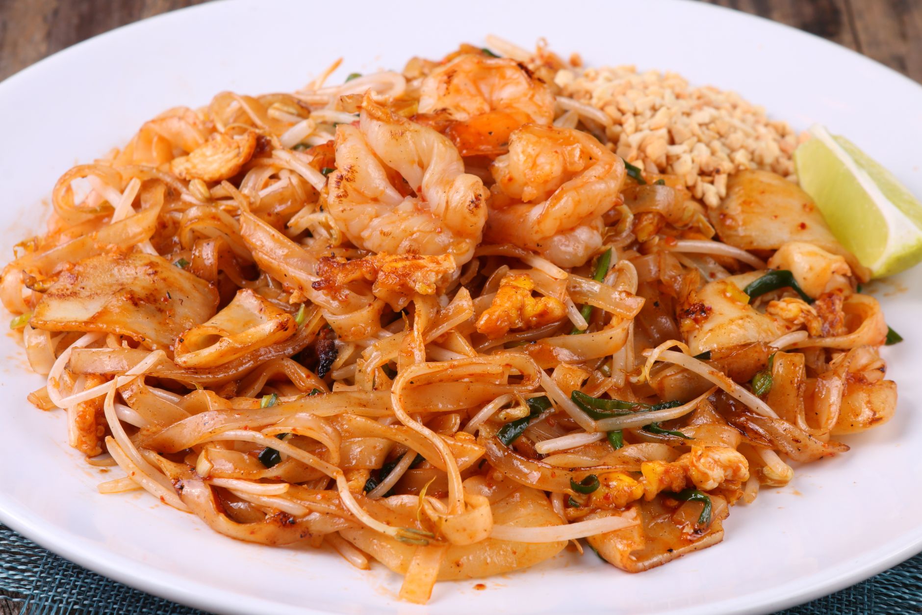 Ciotola di pad thai con germogli di soia e gamberetti